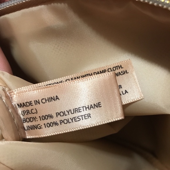 👜NWOT, Beautiful Golden Fringe Wristlet by Macy’s - Picture 6 of 8